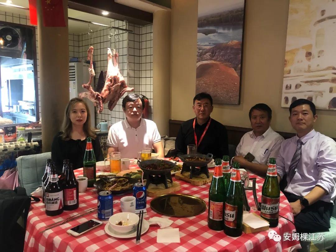 中間：中國(guó)牛人俱樂(lè)部主席馬廣勝先生    右一：湖南食品研究院郭院士   右二：江陰安姆棵吳總經(jīng)理